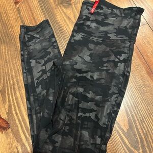 SPANX Faux Leather Black Camouflage Leggings size Large